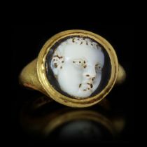 A ROMAN GOLD RING WITH A THREE QUARTERS PORTRAIT OF A CHILD, 1ST/2ND CENTURY AD