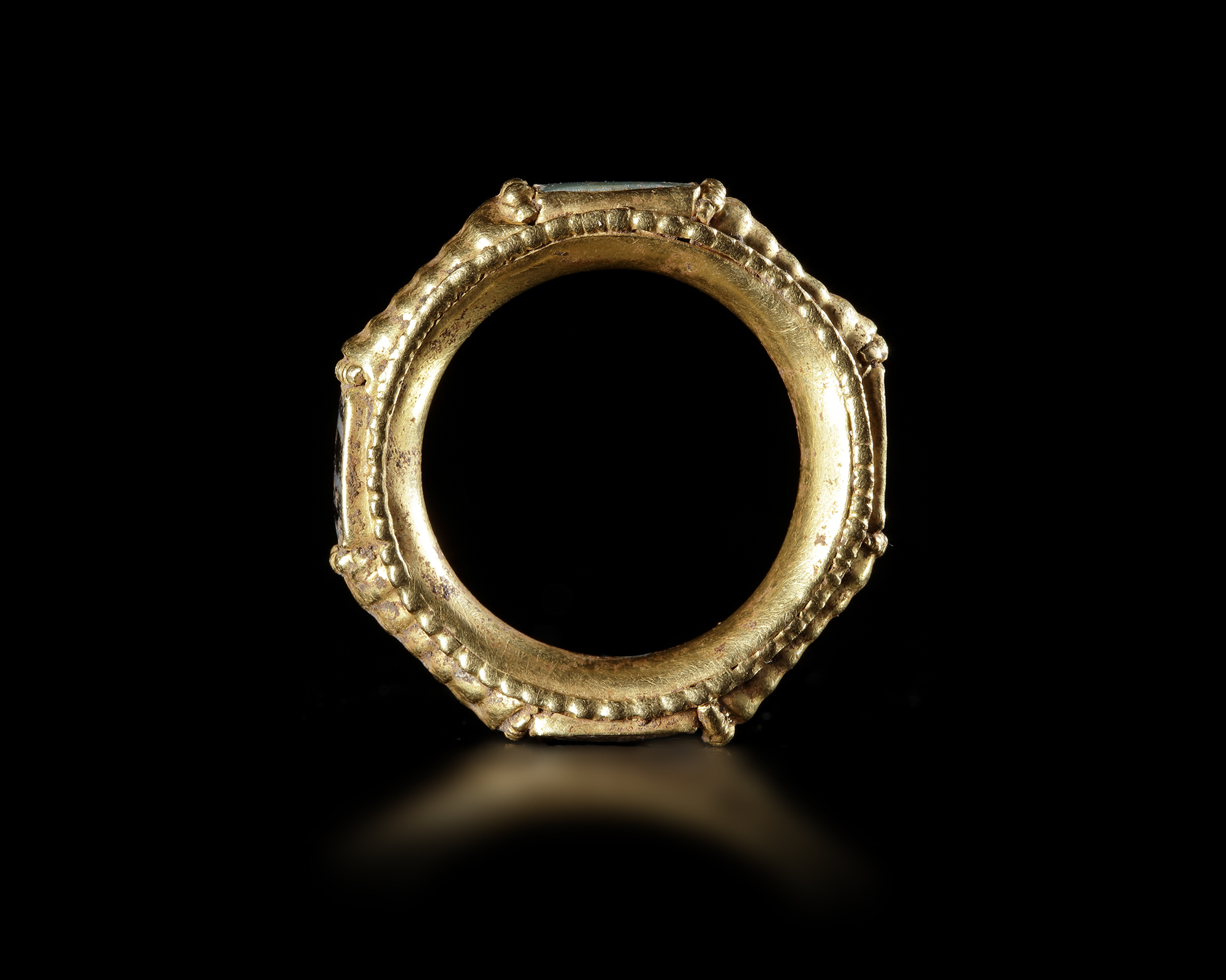 A LATE ROMAN GOLD RING WITH INLAYS, 3RD-4TH CENTURY AD - Bild 5 aus 5