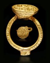 A GOLD INSCRIBED SEAL RING