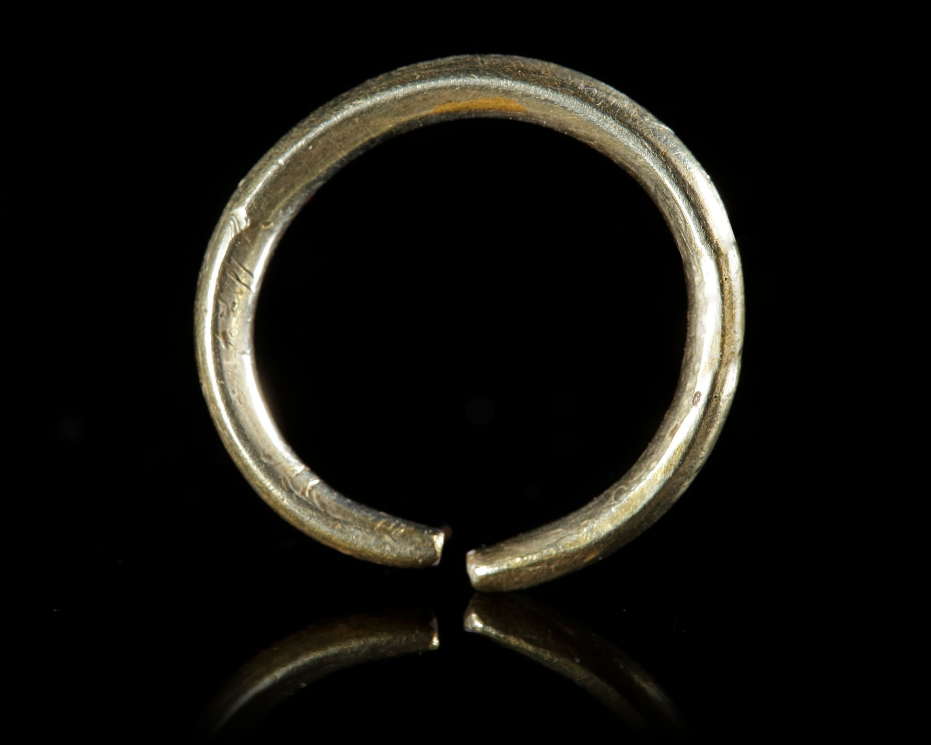AN ELECTRUM RING WITH PHOENICIAN INSCRIPTION, 6-7TH CENTURY BC - Image 2 of 3