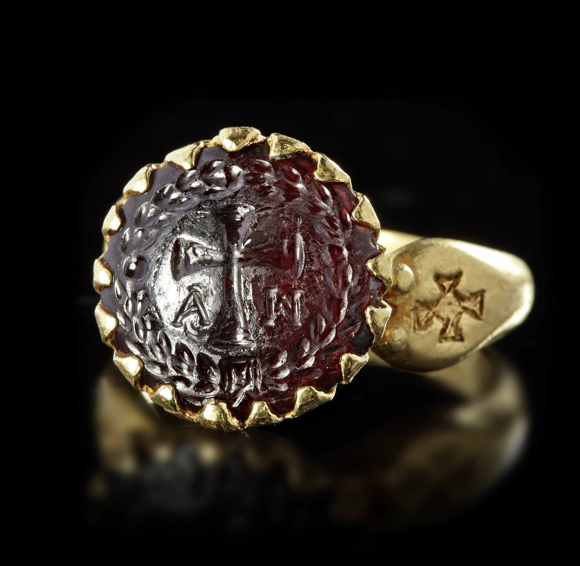 A BYZANTINE GOLD RING SET WITH A GARNET INTAGLIO, 6TH CENTURY AD OR LATER - Bild 2 aus 6
