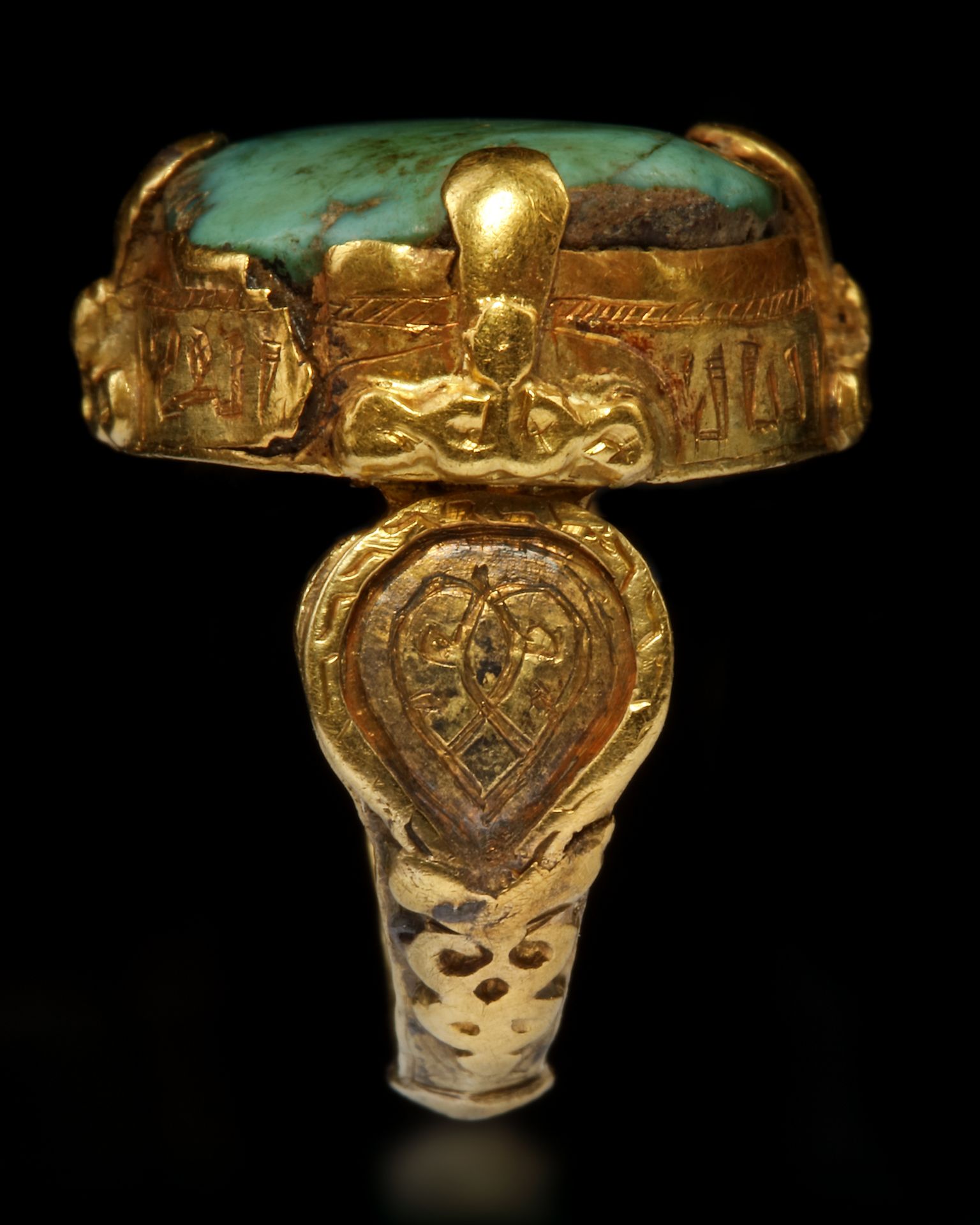 A TURQUOISE SEAL GOLD RING - Image 2 of 6