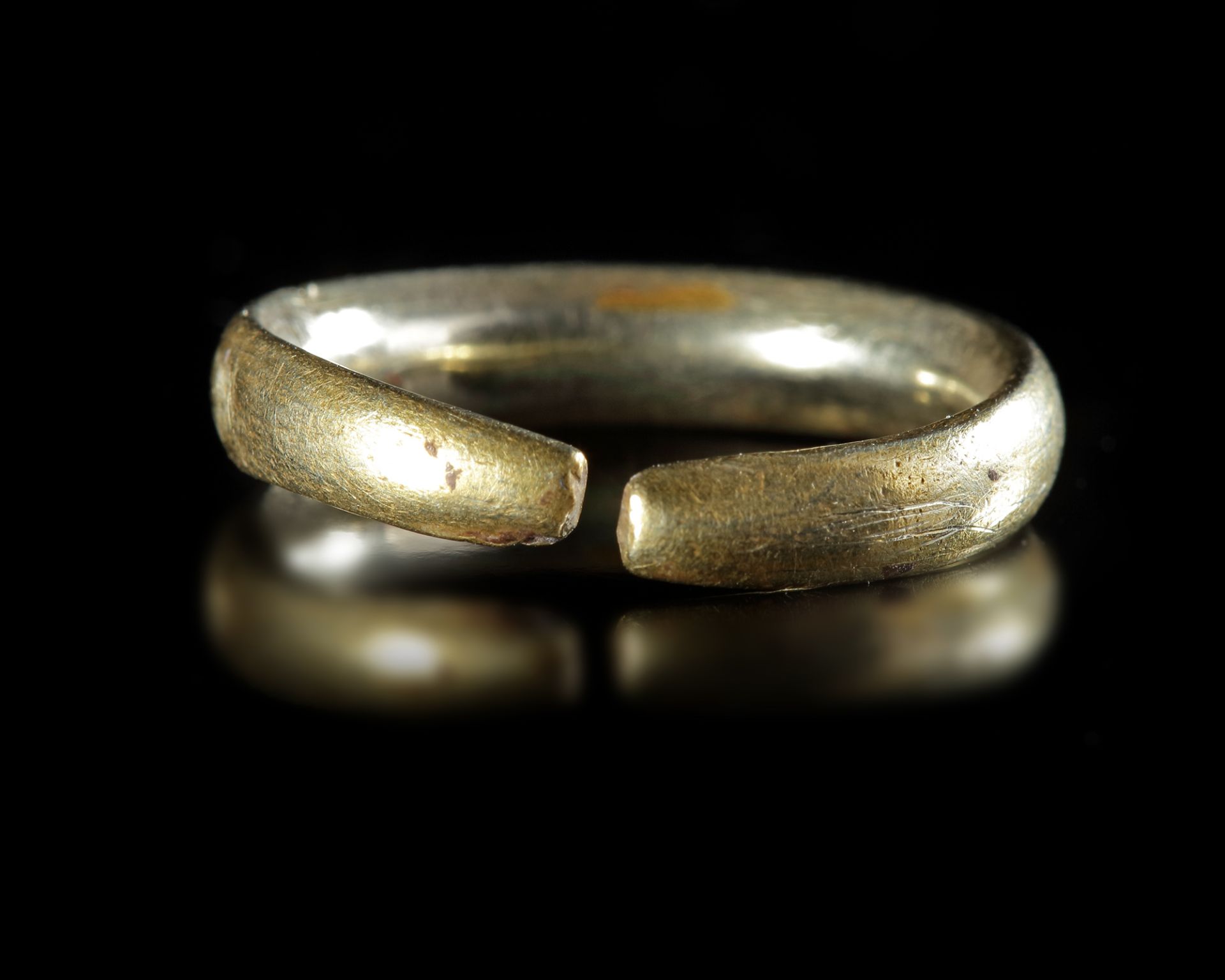 AN ELECTRUM RING WITH PHOENICIAN INSCRIPTION, 6-7TH CENTURY BC - Image 3 of 3