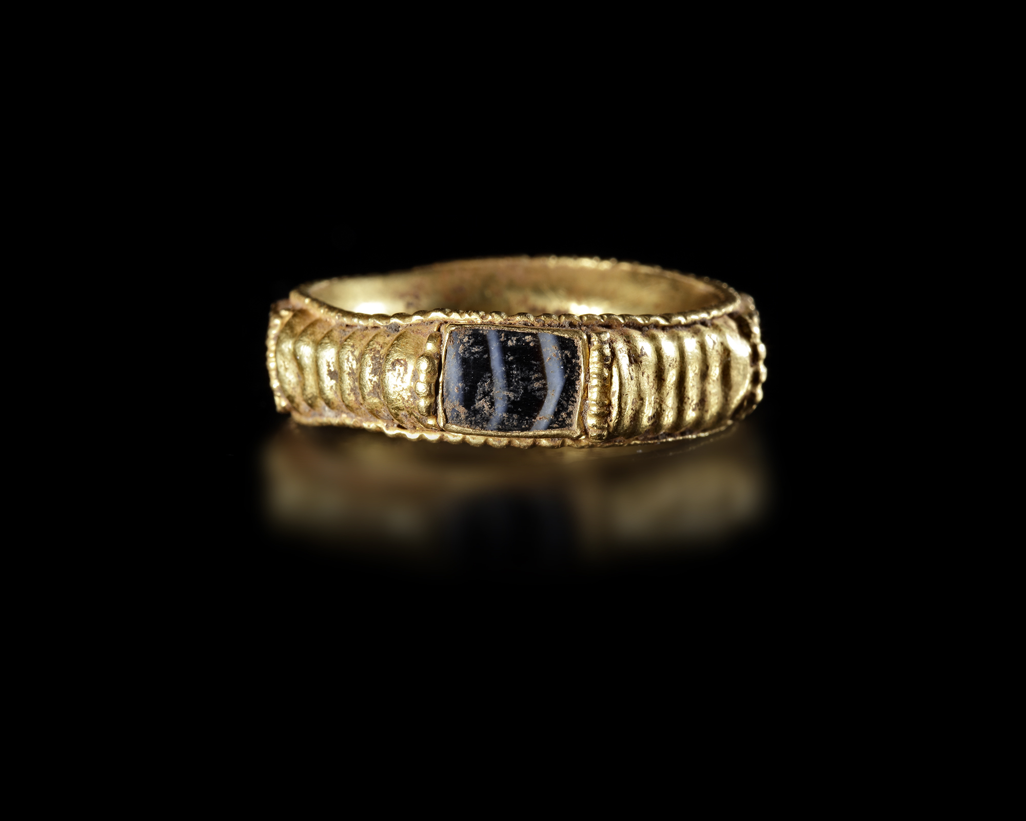 A LATE ROMAN GOLD RING WITH INLAYS, 3RD-4TH CENTURY AD - Bild 4 aus 5