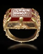 AN AGATE SEAL GOLD RING