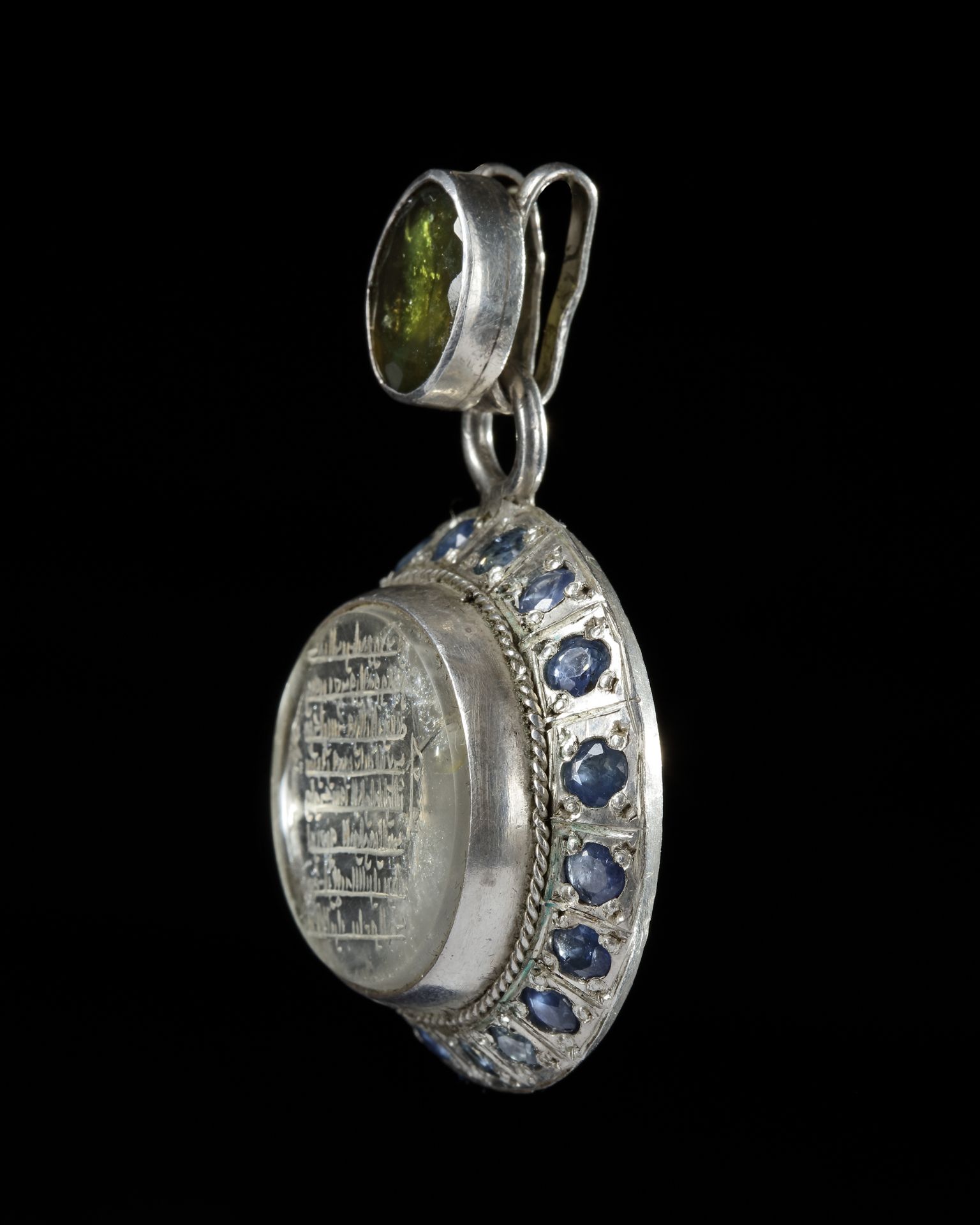A CRYSTAL SILVER MOUNTED AND GEMSTONES- SET CARVED PENDANT, 4TH AH -11TH AD CENTURY - Image 7 of 7