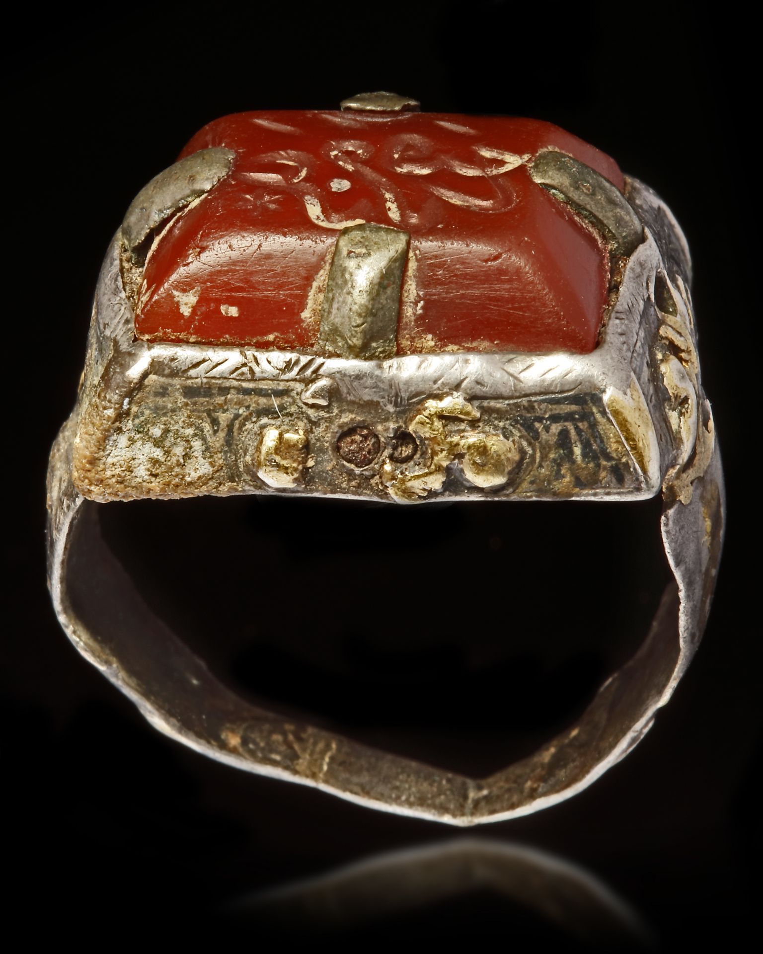 AN AGATE SEAL GOLD AND SILVER RING - Image 3 of 5