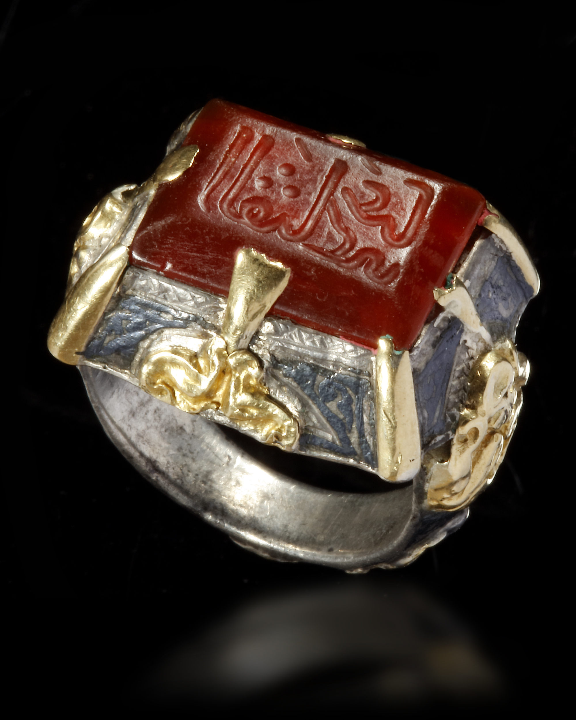 AN AGATE SEAL GOLD AND SILVER RING