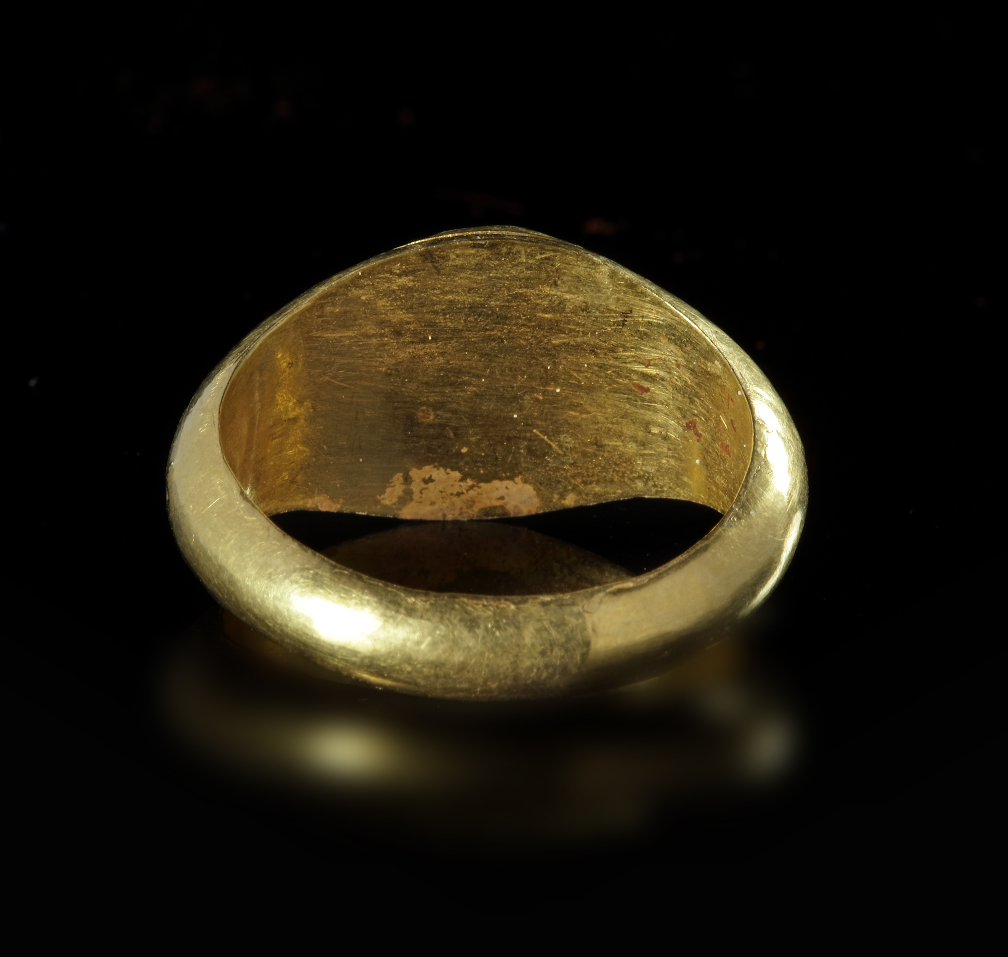 A HOLLOW ROMAN GOLD RING WITH A CABOCHON DARK BROWN CARNELIAN INSET, 1ST CENTURY AD - Bild 2 aus 2