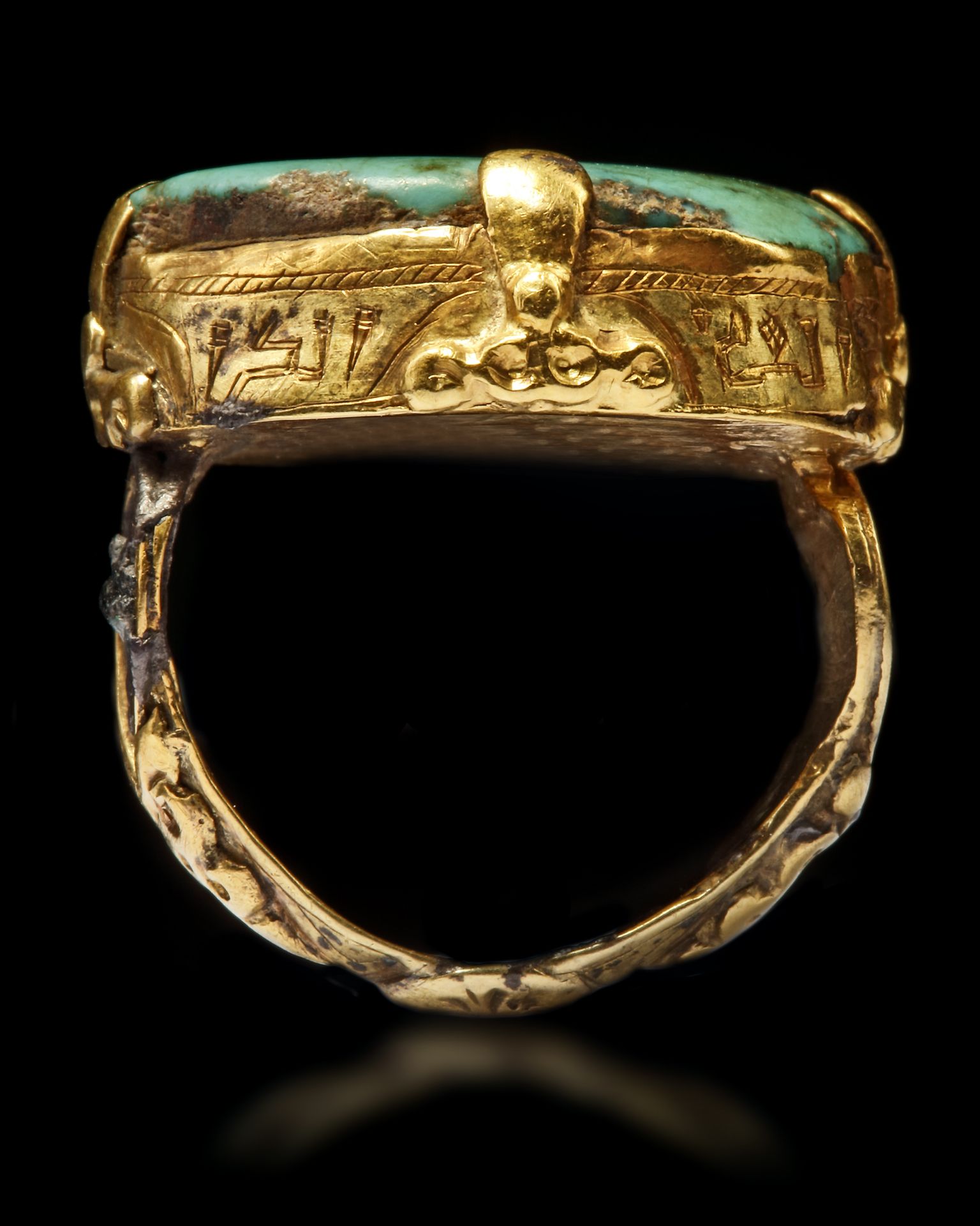A TURQUOISE SEAL GOLD RING - Image 4 of 6