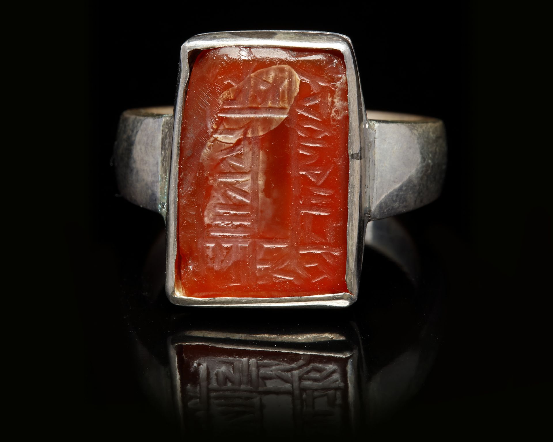 AN AGATE SEAL SILVER RING