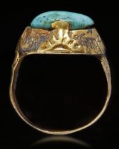 A TURQUOISE SET GOLD RING