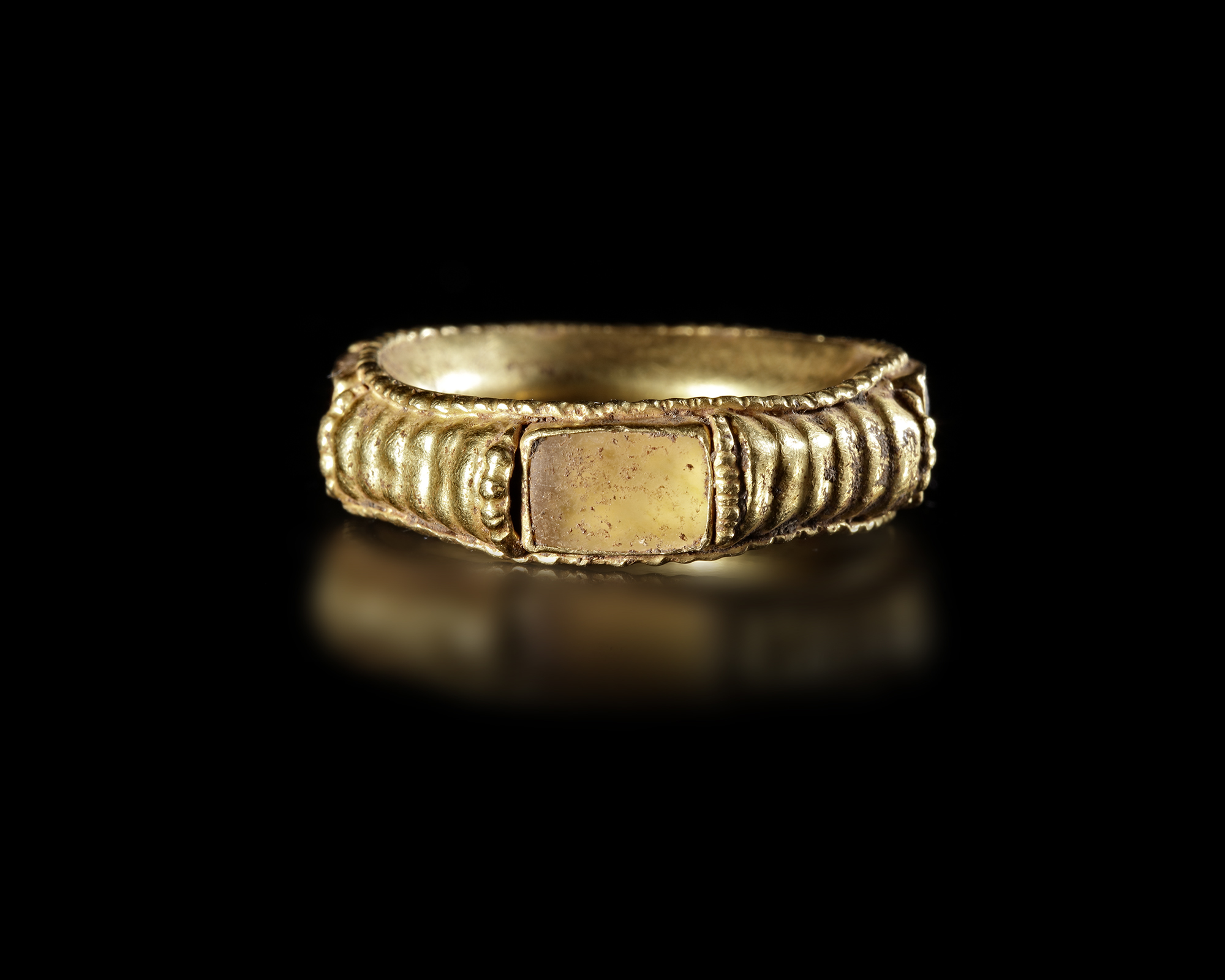 A LATE ROMAN GOLD RING WITH INLAYS, 3RD-4TH CENTURY AD - Bild 3 aus 5