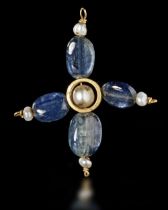 A BYZANTINE CROSS IN GOLD WITH SAPPHIRES AND PEARLS. 6/7 TH .C.A.D.