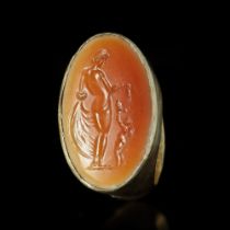 A LATE HELLENISTIC GOLD RING WITH AN INTAGLIO OF APHRODITE/VENUS, 2ND/1ST CENTURY BC