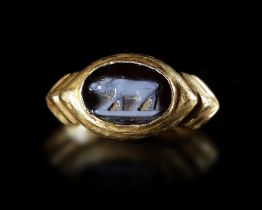 A ROMAN GOLD RING WITH CAMEO, 1ST CENTURY AD