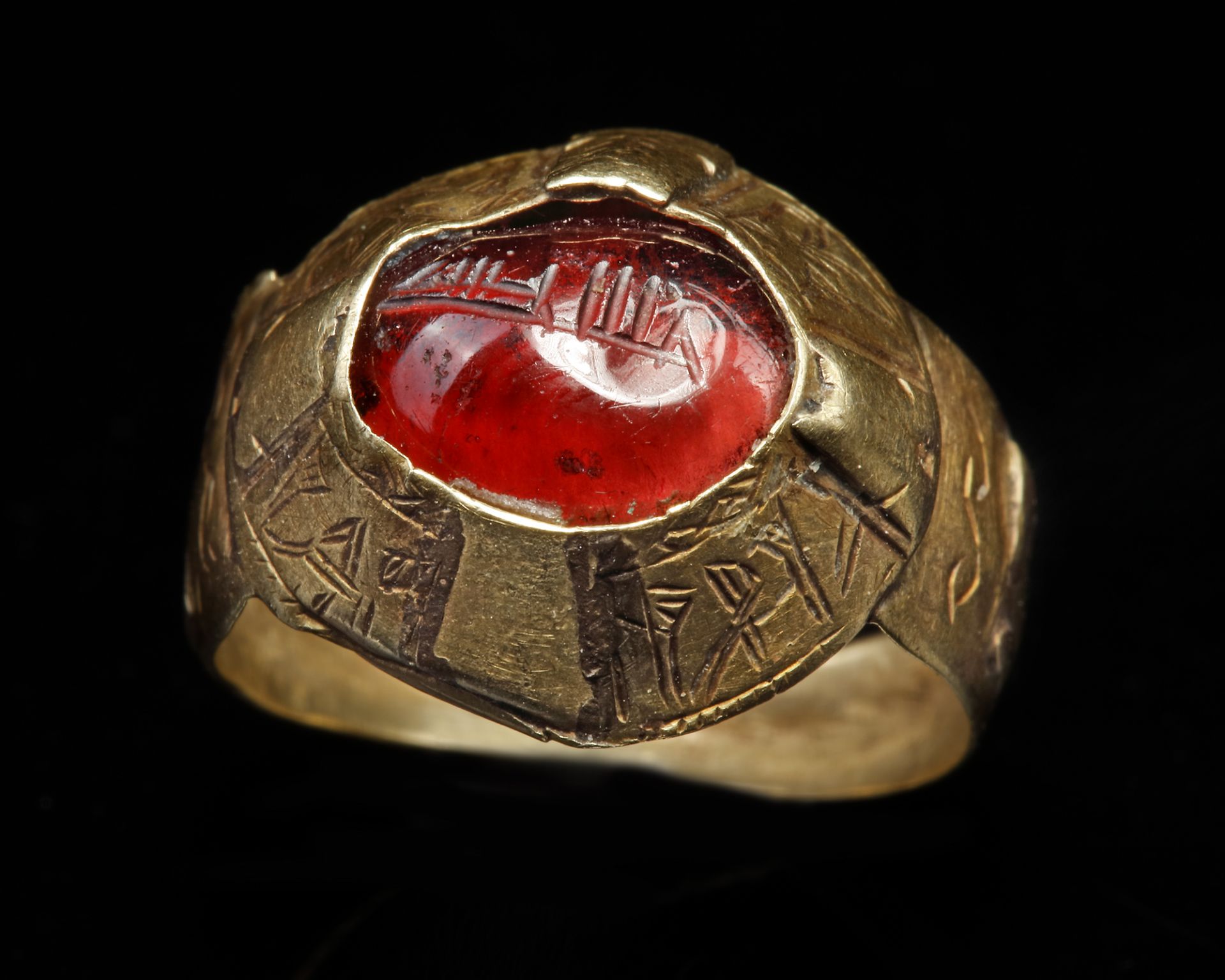 AN AGATE SEAL GOLD RING - Image 5 of 5