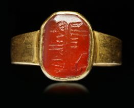 AN AGATE SEAL GOLD RING