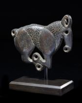 A BRONZE HORSE APPLIQUE, ORDOS, 7TH-5TH CENTURY BC