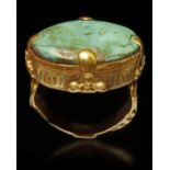 A TURQUOISE SEAL GOLD RING