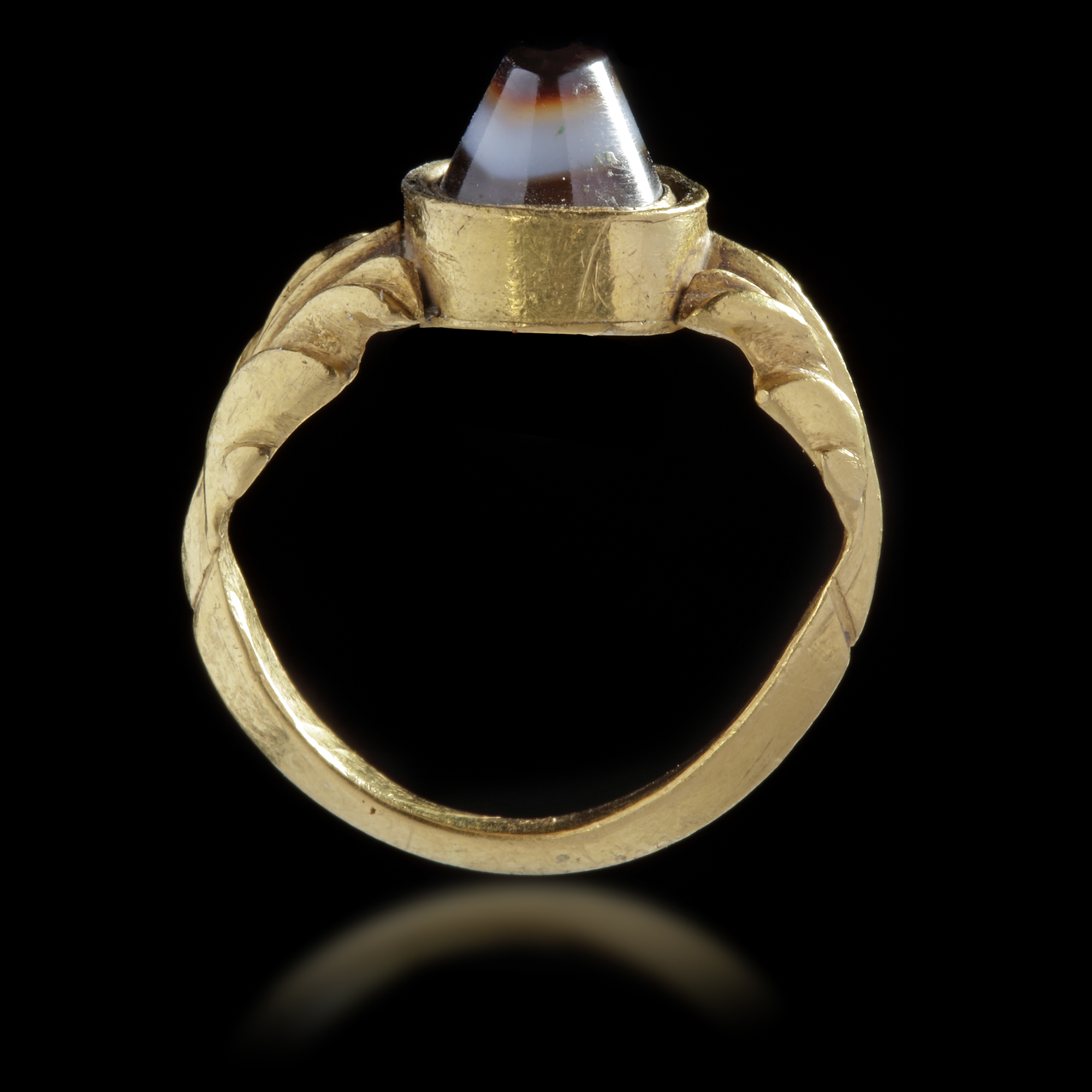 A ROMAN GOLD RING WITH AN AGATE MOUNTED IN THE BEZEL, 1ST/2ND CENTURY AD