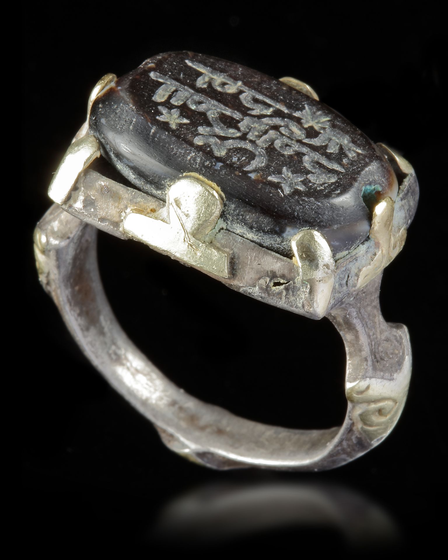 AN AGATE SEAL SILVER AND GOLD RING - Image 4 of 5