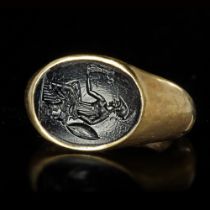 A LARGE ROMAN GOLD RING WITH A BLACK JASPER INTAGLIO OF MINERVA/ATHENA, 1ST CENTURY AD