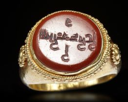 AN AGATE SEAL GOLD RING