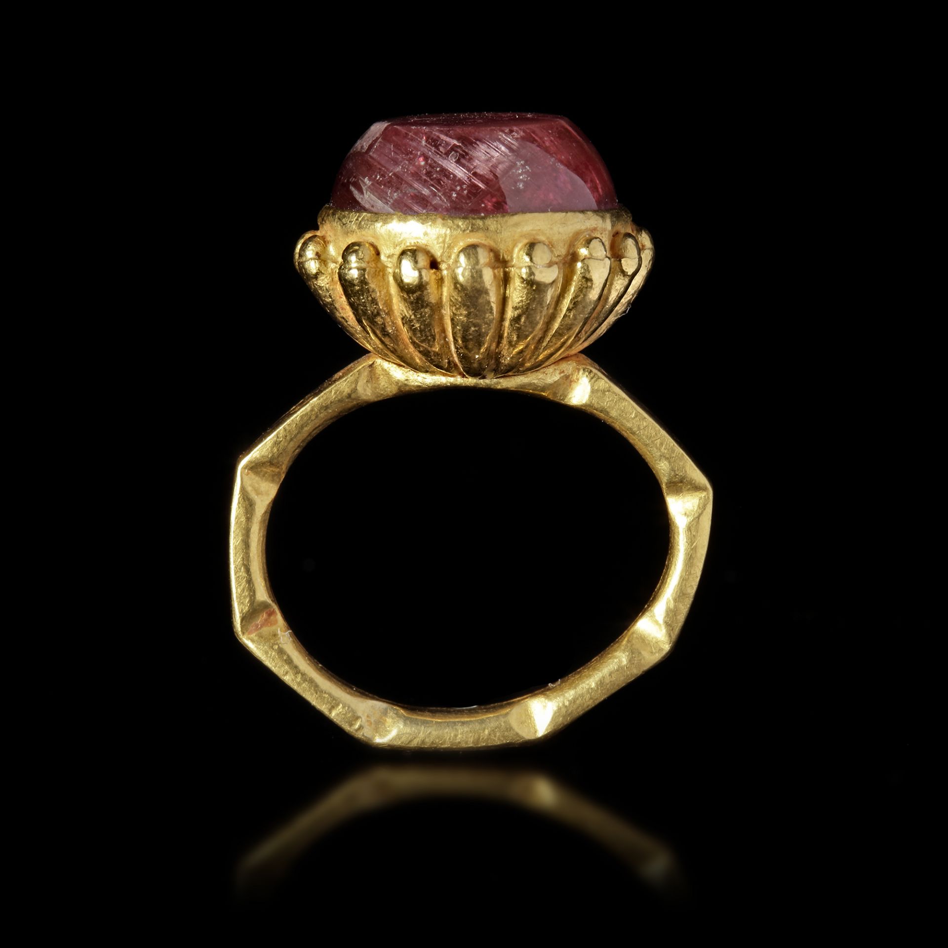 A LARGE BYZANTINE GOLD RING OF THE 'BASKET' TYPE, 5TH/6TH CENTURY AD