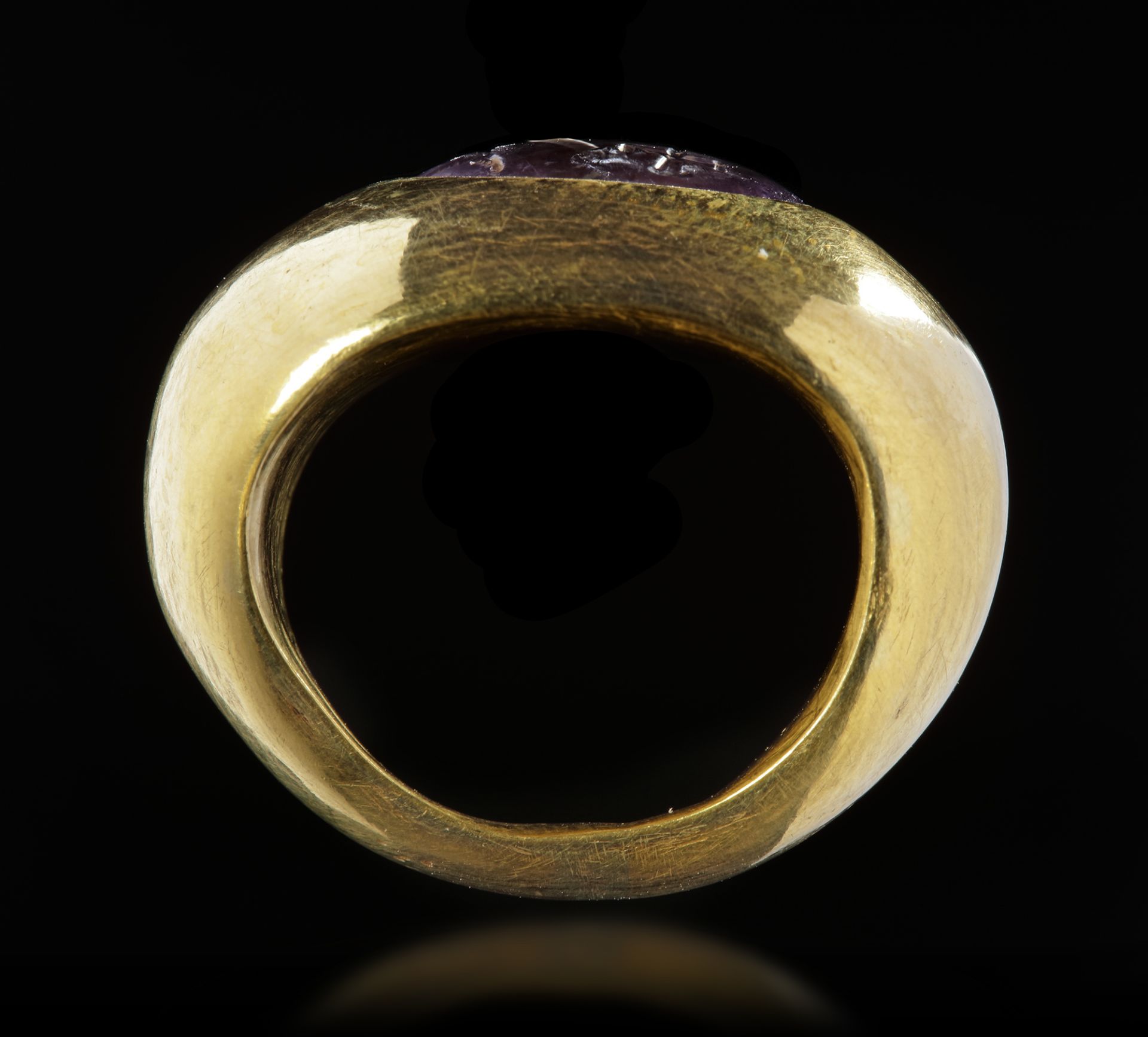 A PALEO CHRISTIAN GOLD RING WITH AN AMETHYST INTAGLIO, 4TH CENTURY AD - Bild 2 aus 4