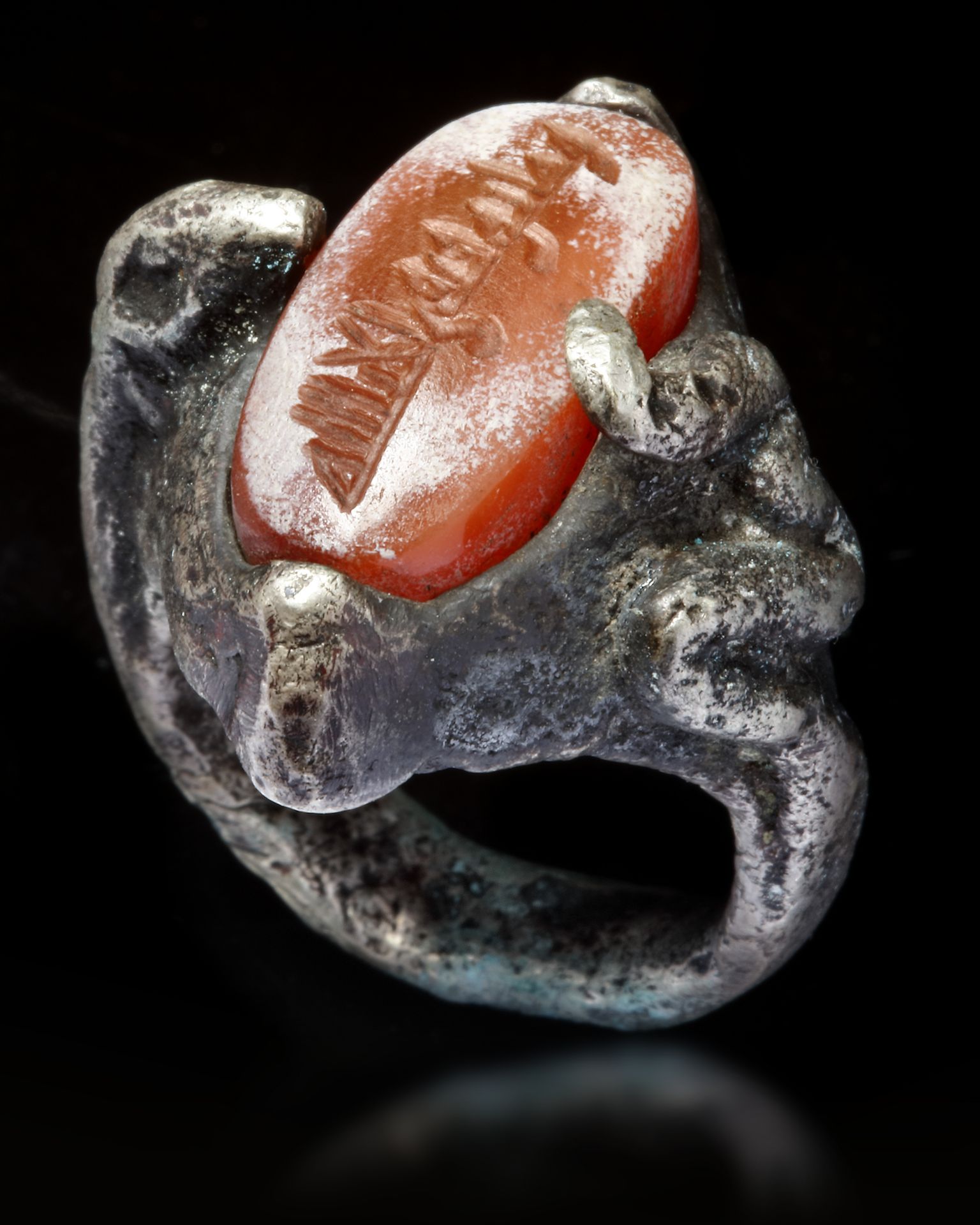 AN AGATE SEAL SILVER RING, 10TH CENTURY