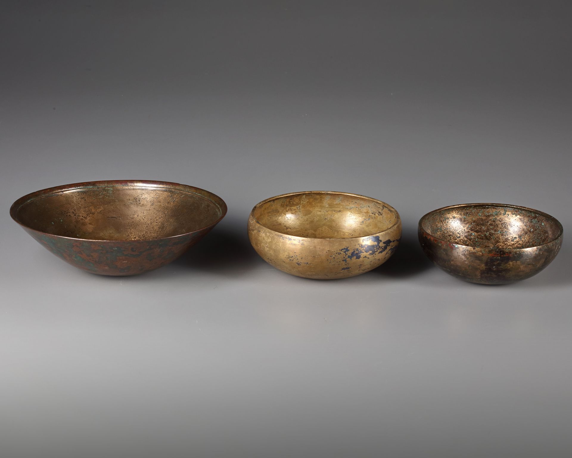 A LOT OF TWO PHIALES AND ONE BOWL, 4TH-5TH CENTURY BC - Image 3 of 4