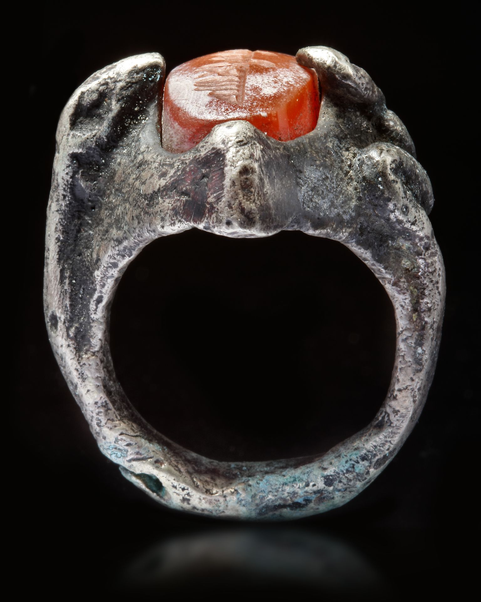 AN AGATE SEAL SILVER RING, 10TH CENTURY - Bild 2 aus 5