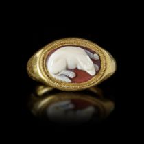 A ROMAN RING WITH A CAMEO OF A DOG, 1ST CENTURY AD
