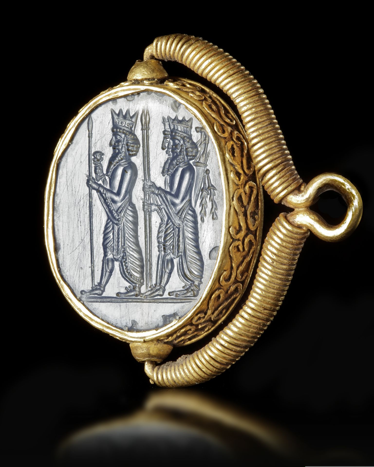 AN ACHAEMENID BLUE CHALCEDONY SEAL IN GOLD MOUNT, 5TH CENTURY BC