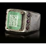 AN EMERALD SEAL SILVER RING