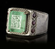 AN EMERALD SEAL SILVER RING