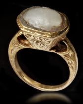 AN AGATE SEAL GOLD RING