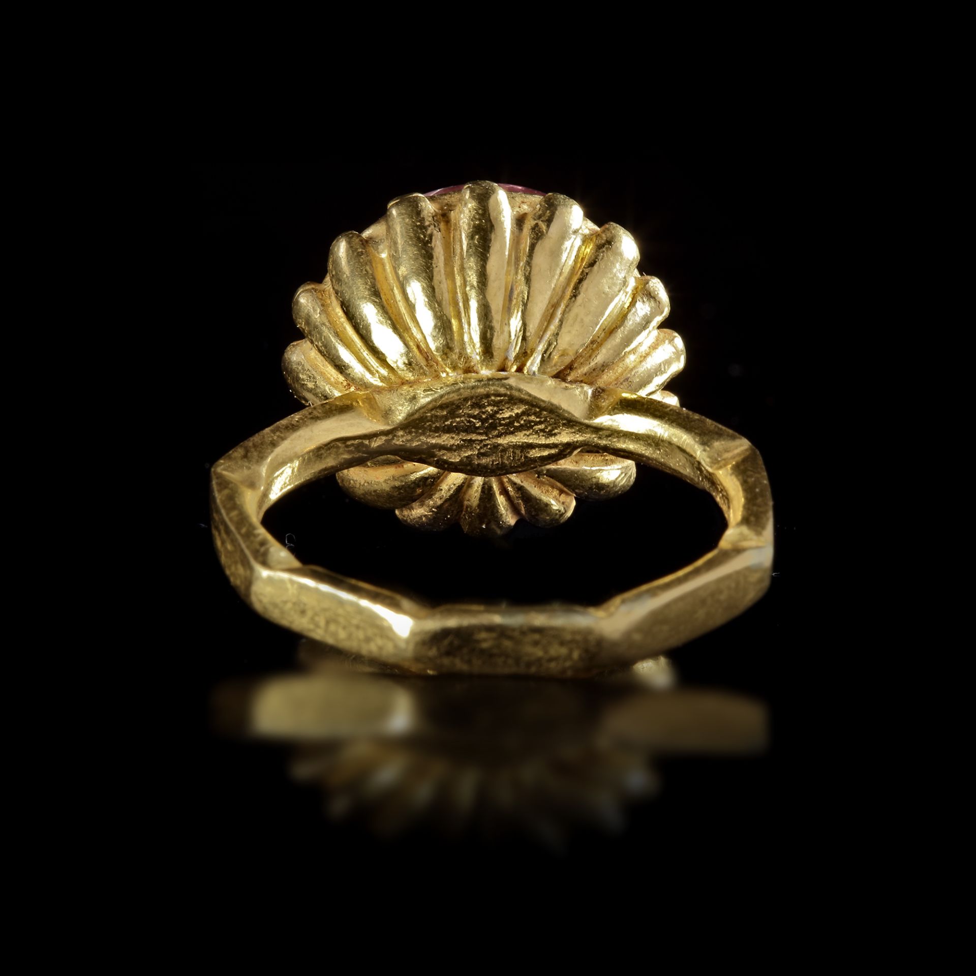A LARGE BYZANTINE GOLD RING OF THE 'BASKET' TYPE, 5TH/6TH CENTURY AD - Image 3 of 3