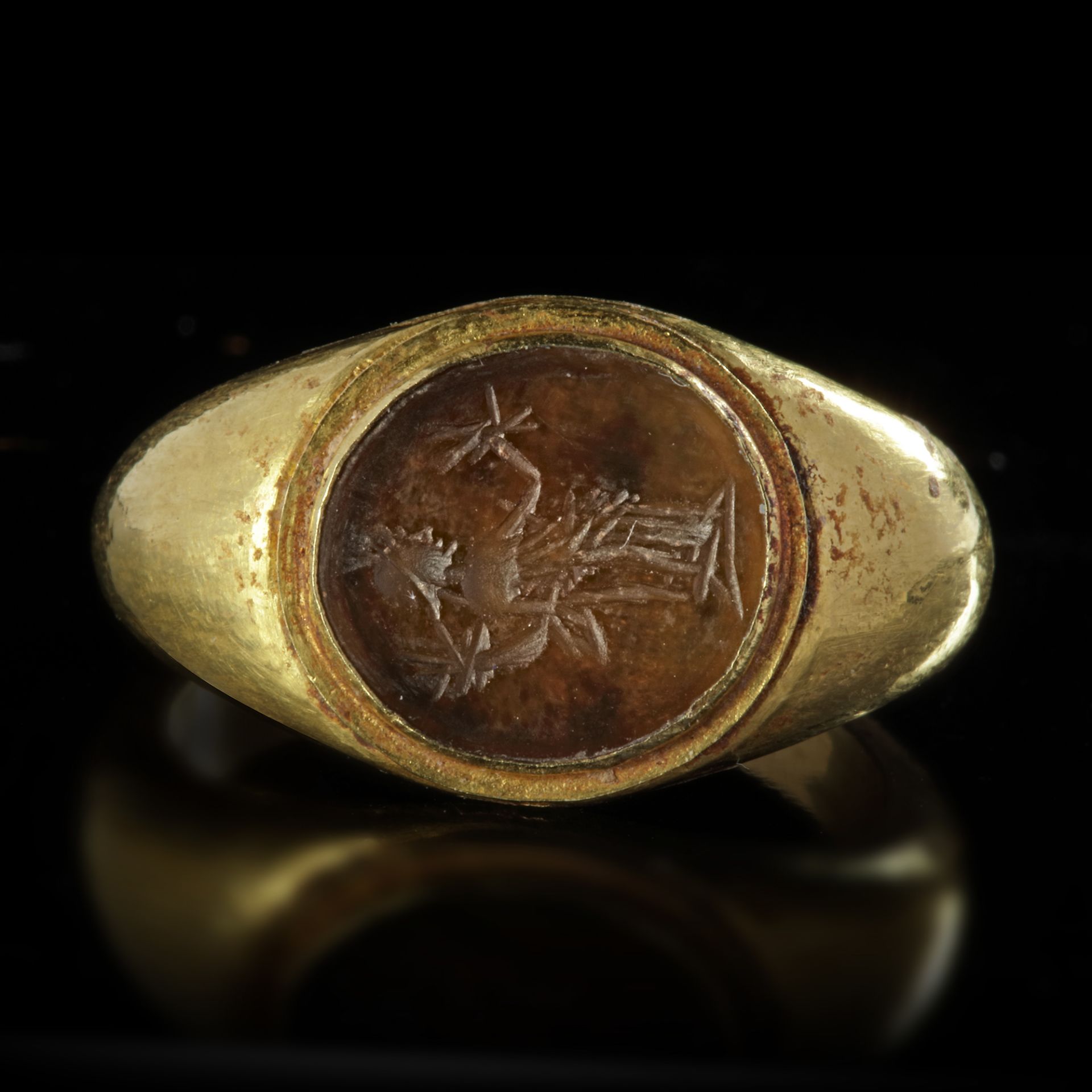 A ROMAN GOLD RING WITH AN INTAGLIO OF FORTUNA, 1ST/2ND CENTURY AD - Bild 2 aus 4
