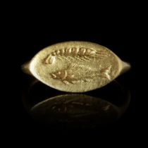 A GREEK GOLD RING WITH A FISH AND A CRUSTACEAN, 4TH CENTURY BC