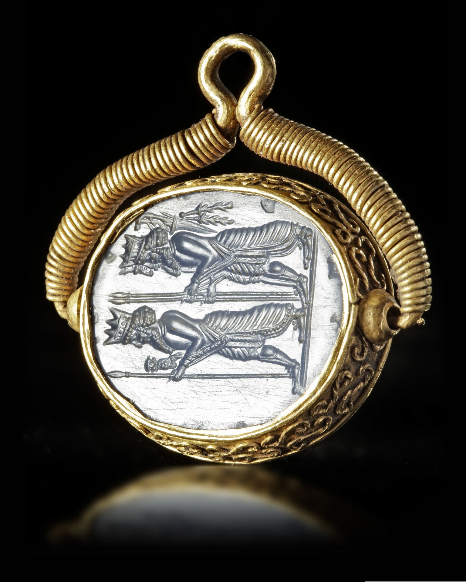 AN ACHAEMENID BLUE CHALCEDONY SEAL IN GOLD MOUNT, 5TH CENTURY BC - Image 2 of 5