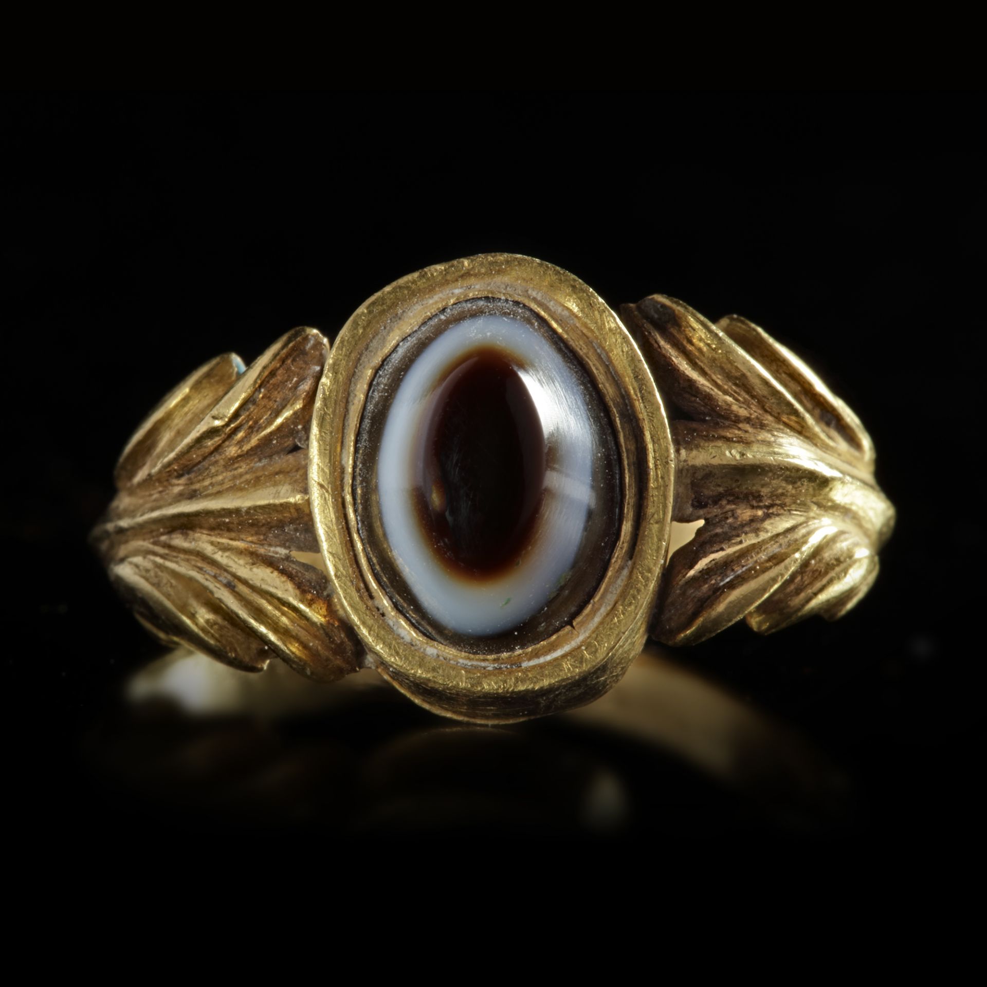 A ROMAN GOLD RING WITH AN AGATE MOUNTED IN THE BEZEL, 1ST/2ND CENTURY AD - Bild 2 aus 3