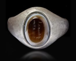 AN AGATE SEAL SILVER RING