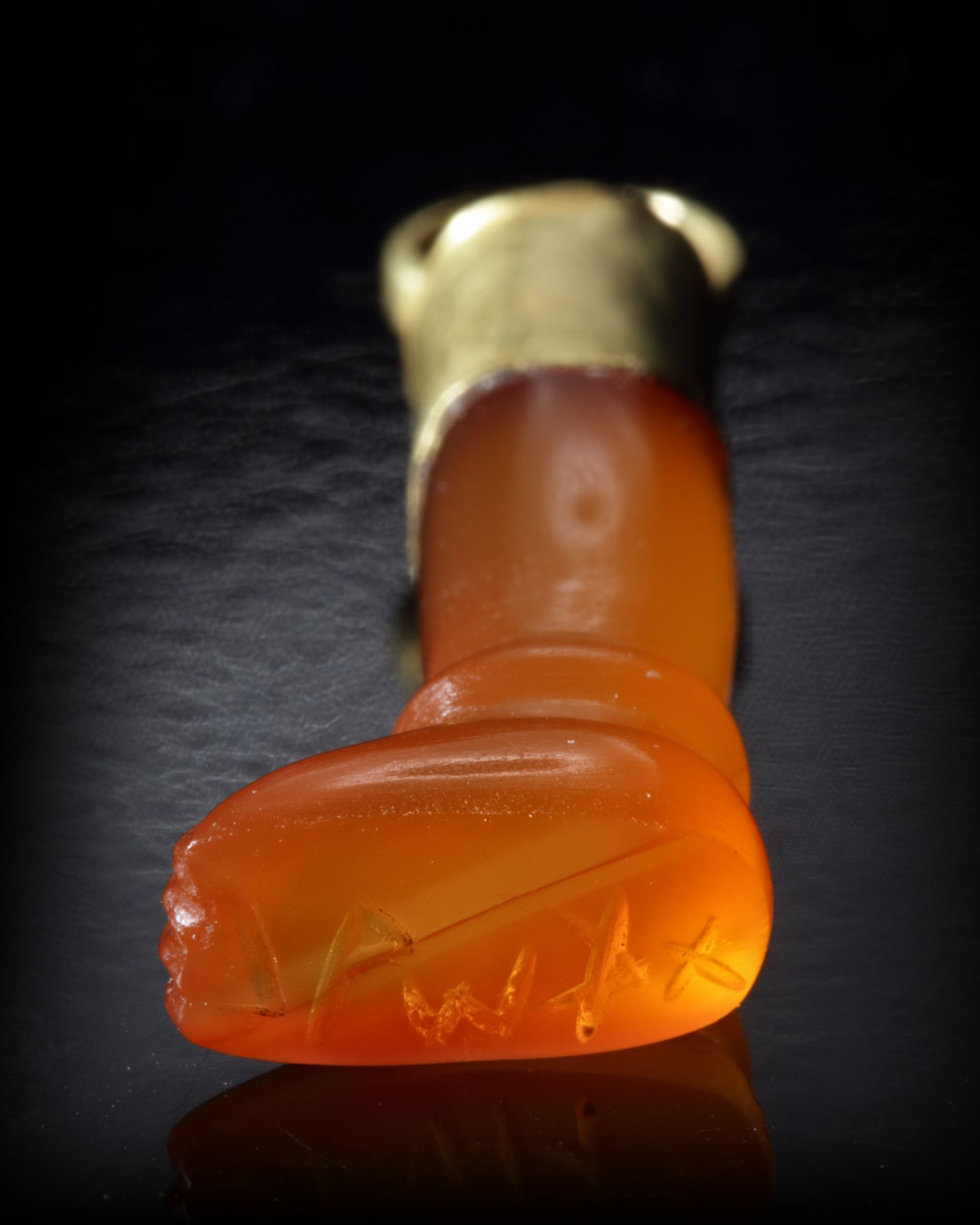 A CARNELIAN AMULET/SEAL IN THE SHAPE OF A LEG, CIRCA 700 BC - Image 5 of 5
