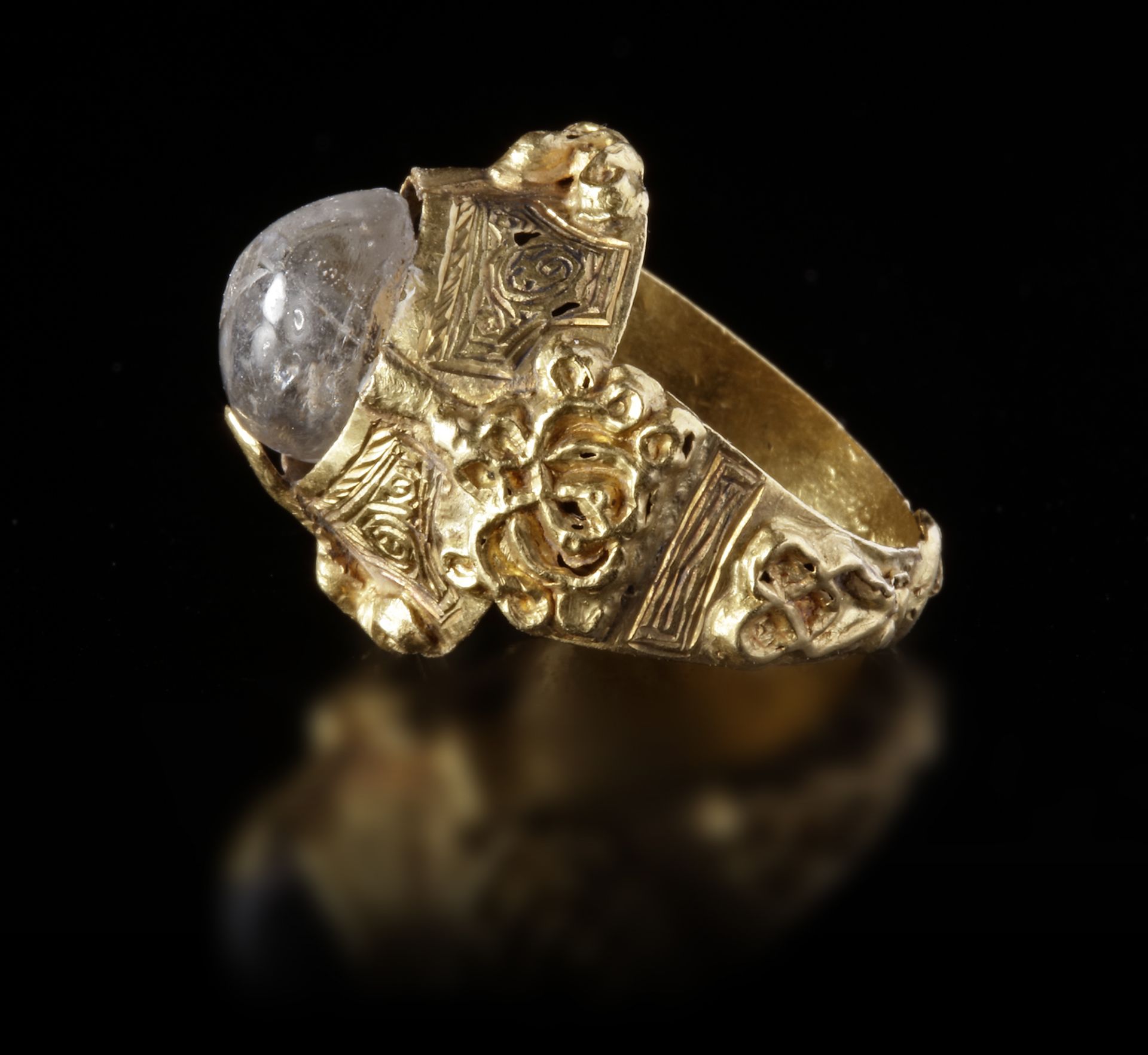 A CRYSTAL GOLD RING - Image 2 of 3