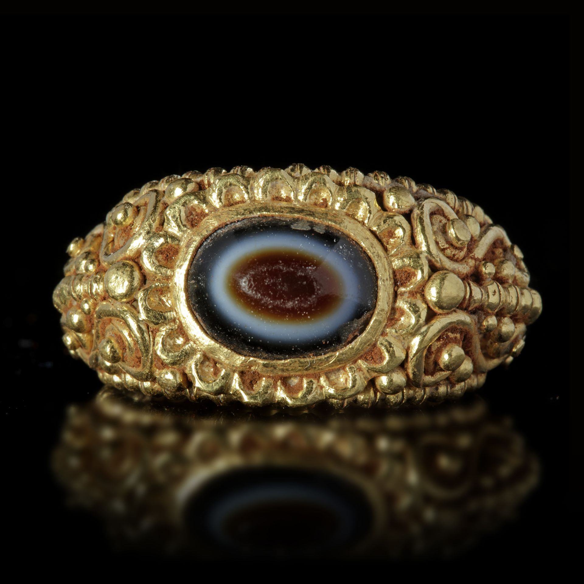 A GOLD RING ROMAN AGATE STONE, 3RD - 4TH CENTURY AD OR LATER - Bild 2 aus 3