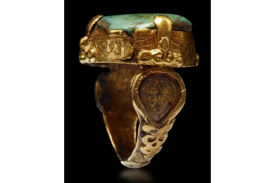 A TURQUOISE SEAL GOLD RING - Bild 5 aus 6