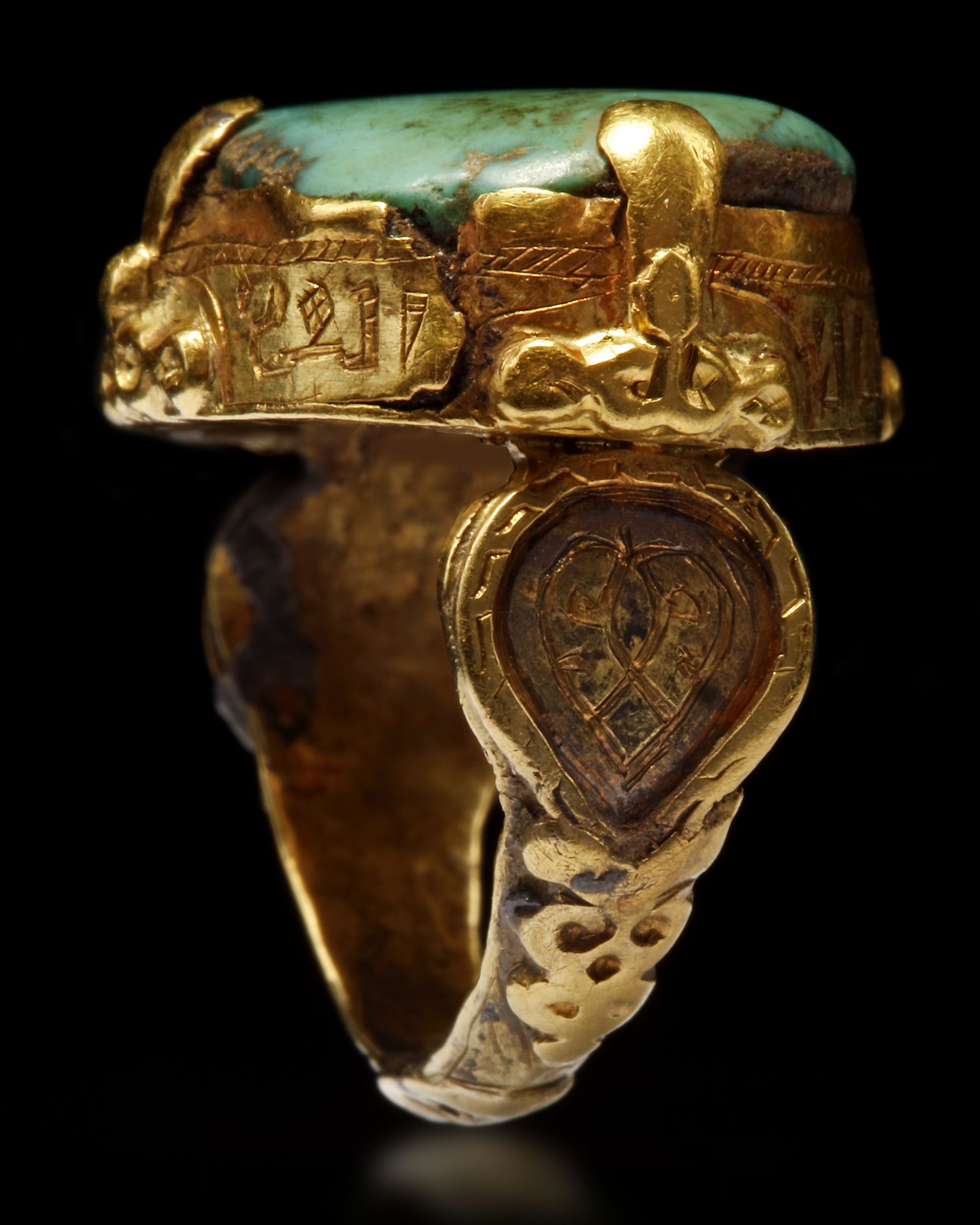 A TURQUOISE SEAL GOLD RING - Image 5 of 6
