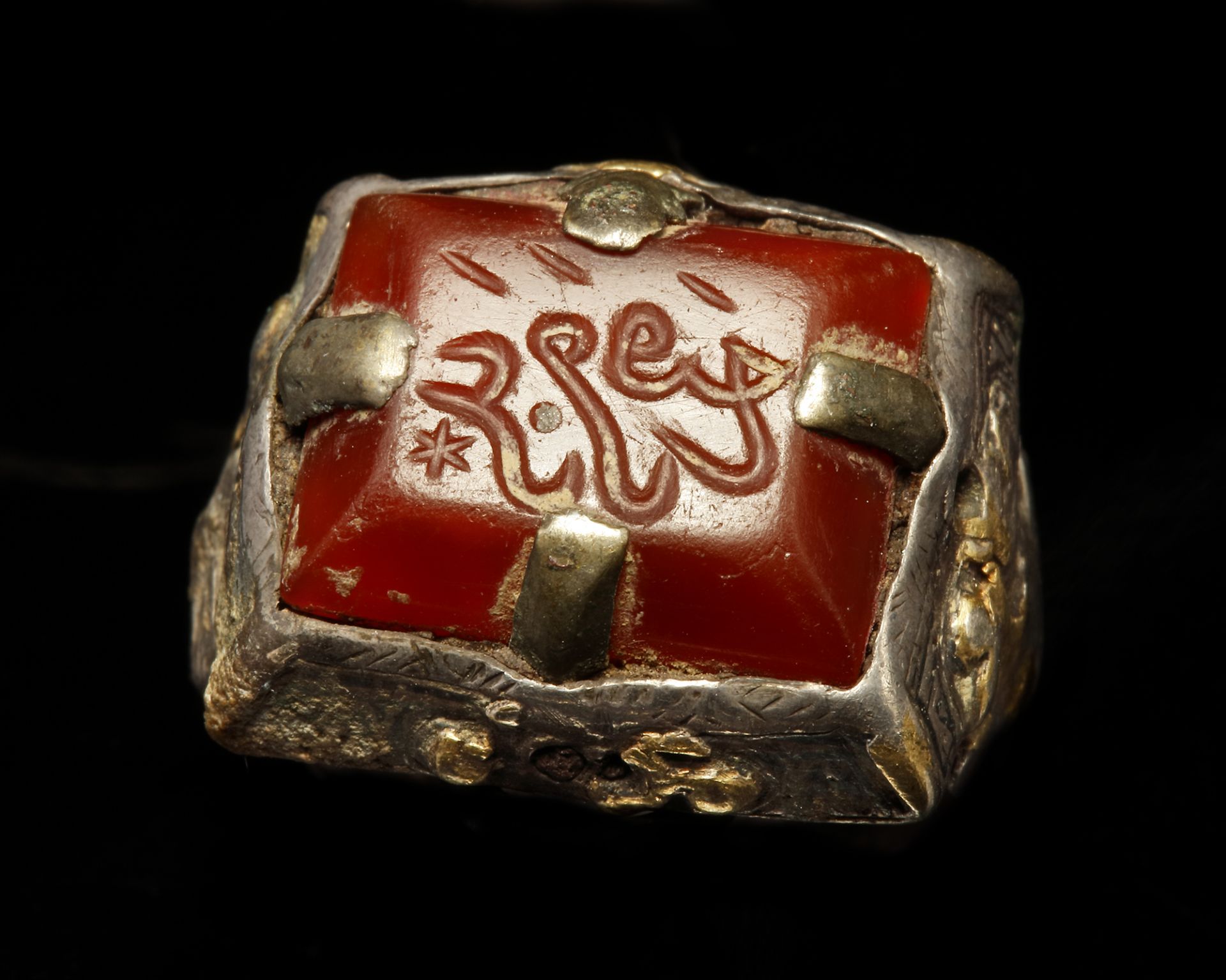 AN AGATE SEAL GOLD AND SILVER RING - Image 2 of 5